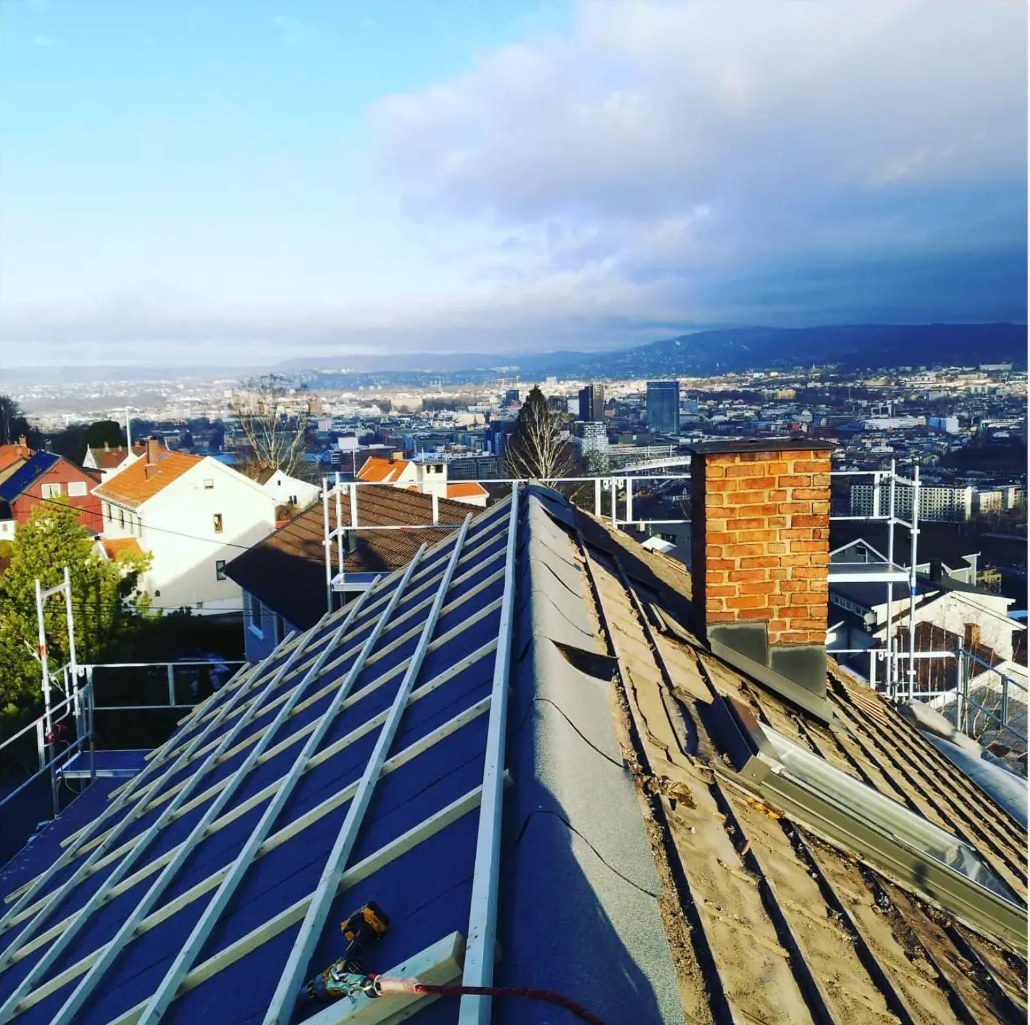 Nytt undertak på taket av en enebolig med utsikt over Oslo